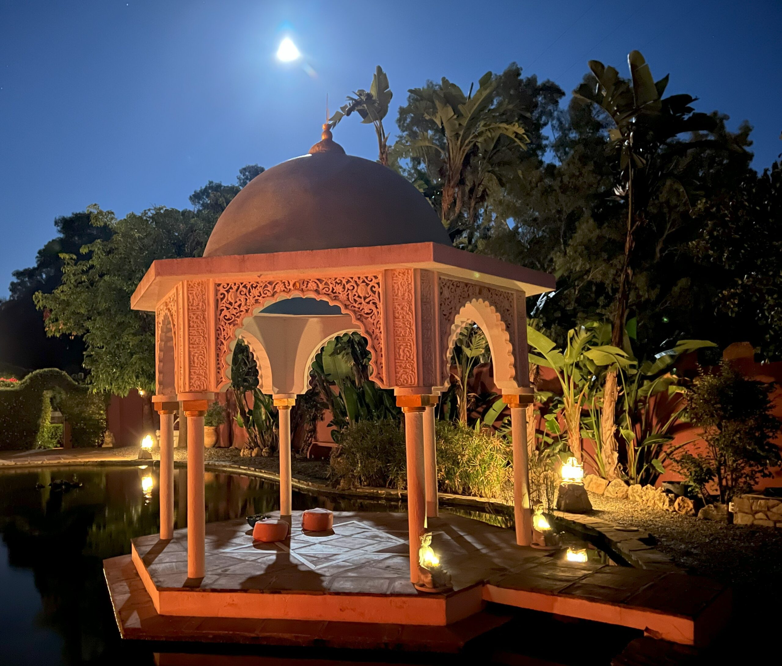 Vollmond, Teich, Pavillon, Andalusien